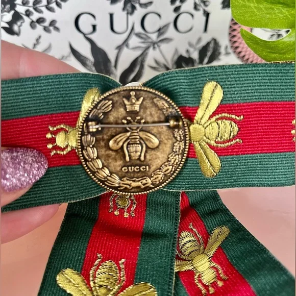 ♥️SOLD♥️NIB GUCCI bee crystal bow brooch - Picture 4 of 7